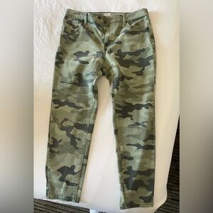 Nili Lotan camo ankle length jeans in good pre-owned condition. Women’s size 10.